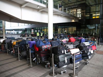 Penampakan Lautan Koper di Bandara Heathrow Inggris