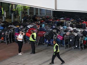 Pelancong Dikeluarkan dari Pesawat Hanya gegara Topi Kampanye Donald Trump Pelancong Dikeluarkan dari Pesawat Hanya gegara Topi Kampanye Donald Trump