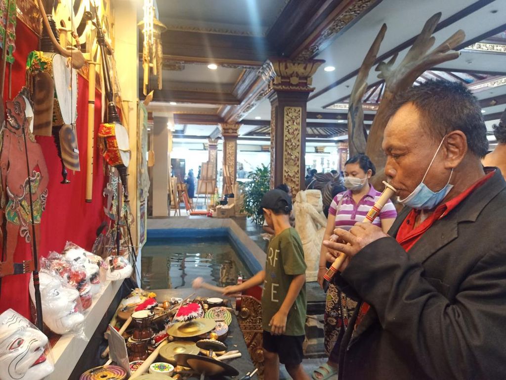 Stan Manik Suling Pamerkan 12 Jenis Alat Musik Bali di PKB 2022 Stan Manik Suling Pamerkan 12 Jenis Alat Musik Bali di PKB 2022
