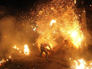 Potret Meriahnya Tradisi Perang Obor di Jepara