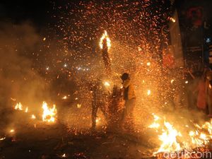 Kemeriahan Tradisi Perang Obor di Jepara