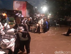 Perjuangan Pekerja Dorong Motor Tembus Banjir Rob di Pelabuhan Semarang