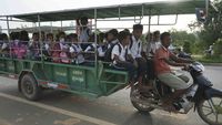 Perkasa Banget, Motor Bebek Ini Kuat Narik Puluhan Anak SD