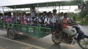 Perkasa Banget, Motor Bebek Ini Kuat Narik Puluhan Anak SD
