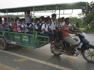 Perkasa Banget, Motor Bebek Ini Kuat Narik Puluhan Anak SD