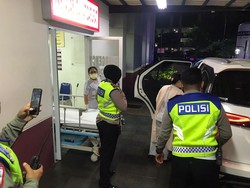 Heroik! Polantas Jakpus Bantu Evakuasi Ibu yang Akan Melahirkan ke RS