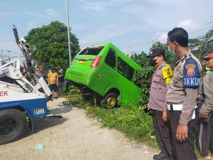Angkot di Bogor Terjun ke Sungai Usai Cuci Steam, Sopir Terluka
