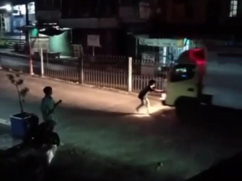 Bocah di Puncak Cianjur Hadang Truk demi Konten Berujung Kecelakaan Bocah di Puncak Cianjur Hadang Truk demi Konten Berujung Kecelakaan