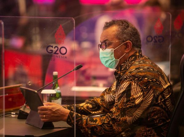 Potret Dirjen WHO Pakai Batik Saat Rapat Bareng Menkes di Yogya