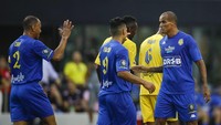 Rivaldo (kanan) merayakan dengan Radamel Falcao (tengah) dan Cafu (kiri) setelah mencetak gol.