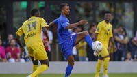 Nani (berbaju biru) melindungi bola dari Blaise Matuidi (14).