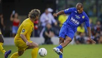 Legenda Brasil Rivaldo melepaskan tendangan ke arah gawang dalam pertandingan The Beautiful Game.