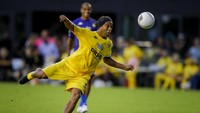 Legenda Brasil Ronaldinho menendang bola. Duel The Beautiful Game mempertemukan tim R10 yang dipimpin Ronaldinho melawan RC3 yang dipimpin Roberto Carlos.