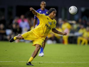 Para Legenda Sepakbola Kembali Beraksi: Ronaldinho Sampai Trezeguet