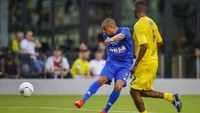 Legenda Prancis David Trezeguet menendang bola ke arah gawang R10. Trezeguet merupakan juara Piala Dunia 1998 dan Piala Eropa 2000.