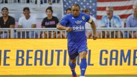 Legenda sepakbola Brasil, Roberto Carlos menggring bola saat pertandingan eksibisi The Beautiful Game di DRV PNK Stadium, Miami, Amerika Serikat, Minggu, (19/6/2022).