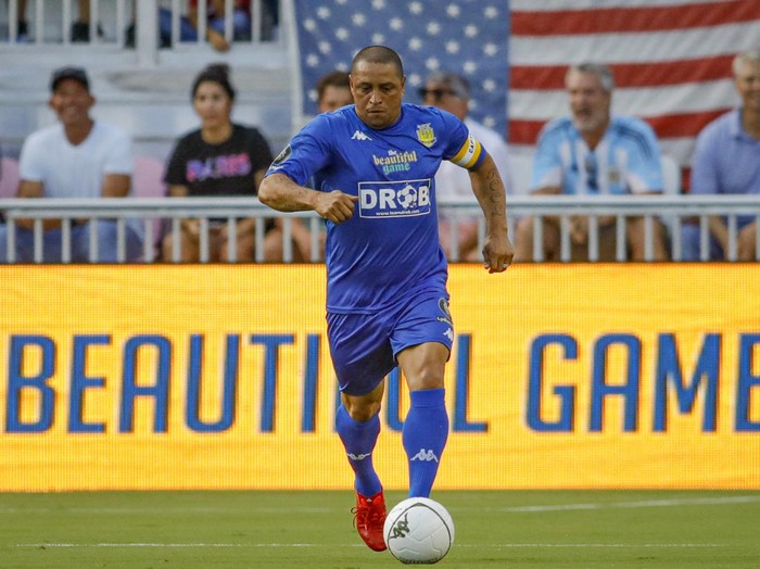 Potret Legenda Sepakbola Kembali Beraksi di Lapangan Jun 18, 2022; Miami, FL, USA; Ryan Babel controls the ball against Hristo Stoichkov in the second half during The Beautiful Game exhibition match at DRV PNK Stadium. Mandatory Credit: Sam Navarro-USA TODAY Sports