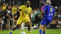 Mantan pemain internasional Belanda Ryan Babel berusaha melewati legenda Bulgaria Hristo Stoichkov.