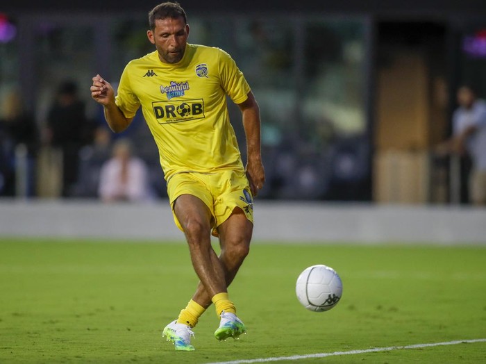 Potret Legenda Sepakbola Kembali Beraksi di Lapangan Jun 18, 2022; Miami, FL, USA; Kevin Kuranyi scores a goal in the first half during The Beautiful Game exhibition match at DRV PNK Stadium. Mandatory Credit: Sam Navarro-USA TODAY Sports