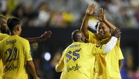 Ronaldinho merayakan bersama timnya usai mencetak gol.