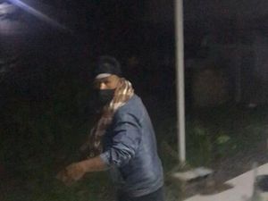 Kepergok Pemilik Rumah, Pria Berkalung Sarung Diduga Pencuri Kabur
