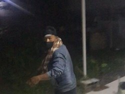 Kepergok Pemilik Rumah, Pria Berkalung Sarung Diduga Pencuri Kabur