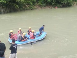 Detik-detik 2 Santri Hanyut di Sungai Labura