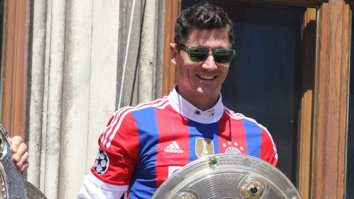 MUNICH, GERMANY - MAY 15: Robert Lewandowski of FC Bayern Muenchen celebrate winning the Bundeslig at Marienplatz on May 15, 2022 in Munich, Germany. FC Bayern won the Bundesliga championship for the 10th time in a row. (Photo by Arthur Thill ATPImages/Getty Images)