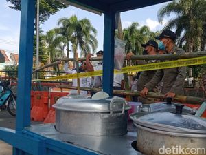 PKL Nekat Jualan di Alun-alun Klaten, Petugas Pasang Pagar Bambu