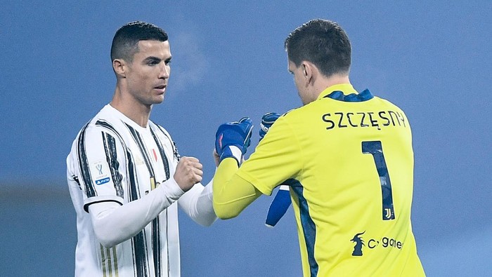 Cristiano Ronaldo of Juventus FC and Wojciech Szczesny of Juventus FC celebrate during the Italian PS5 Supercup Final match between FC Juventus and SSC Napoli at the Mapei Stadium - Citta del Tricolore on January 20, 2021 in Reggio nellEmilia, Italy.  (Photo by Giuseppe Maffia/NurPhoto via Getty Images)