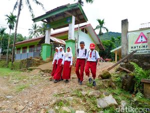 Pemkab Bone akan Bangun Kelas Jauh untuk Siswa SD Jalan Kaki 7 Km Ke Sekolah Pemkab Bone akan Bangun Kelas Jauh untuk Siswa SD Jalan Kaki 7 Km Ke Sekolah