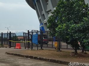 Stadion GBLA Dipasangi Garis Polisi Imbas Tewasnya 2 Bobotoh Stadion GBLA Dipasangi Garis Polisi Imbas Tewasnya 2 Bobotoh