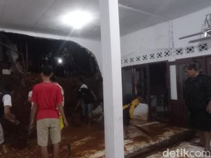 Hujan Deras dan Angin Kencang Terjang Cianjur, Rumah Warga-Masjid Terdampak