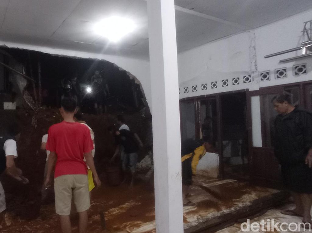Hujan Deras dan Angin Kencang Terjang Cianjur, Rumah Warga-Masjid Terdampak Hujan Deras dan Angin Kencang Terjang Cianjur, Rumah Warga-Masjid Terdampak