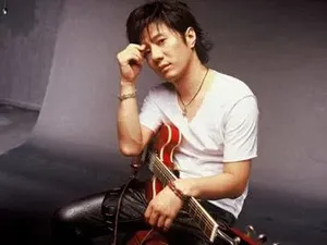 Hukum Anak, Penyanyi Ini Dianggap Terlalu Keras Dalam Mendidik