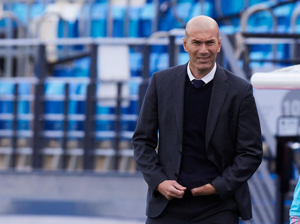Zidane Belum Mau Latih PSG Meski Nganggur