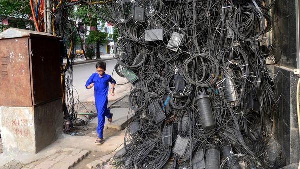 Jaringan Kabel Paling Semrawut Ini Ada di Bangladesh