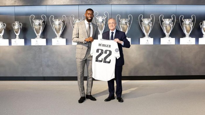 MADRID, SPAIN - JUNE 20: Antonio Rüdiger of Real Madrid poses with president Florentino Perez during his official presentation at Valdebebas training ground on June 20, 2022 in Madrid, Spain. (Photo by Helios de la Rubia/Real Madrid via Getty Images)