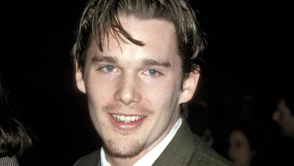 5 Foto Muda Ethan Hawke yang Bikin Jatuh Cinta