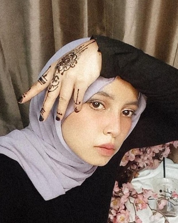 Aliyah Lahdji menyuguhkan motif henna gothic dan renaissance