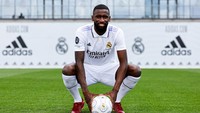 Real Madrid mendatangkan Antonio Ruediger dari Chelsea dengan status bebas transfer di musim panas ini. Bek tengah asal Jerman itu dikontrak sampai empat tahun mendatang (Getty Images)