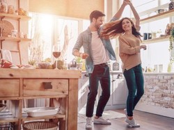 Cocok Banget, Ini 3 Pasangan Bahasa Cinta yang Saling Melengkapi