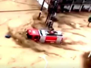 Ngeri! Detik-detik Mobil Damkar Terseret Banjir di China
