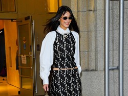 Plot Twist! Bella Hadid Bergaya Preppy Chic Sambil Pamer Thong