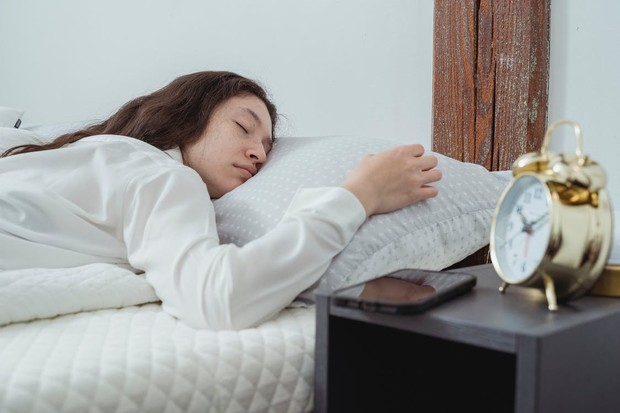 Bukan bergadang, kebanyakan orang cerdas justru cenderung memiliki kebiasaan tidur tepat waktu/Foto: pexels.com/Miriam Alonso