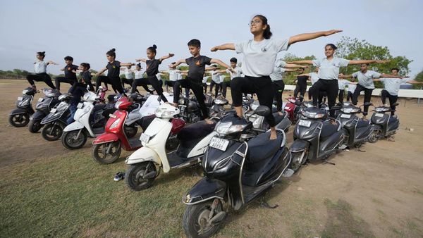 Wadidaw... Ada Senam Yoga di Atas Sepeda Motor