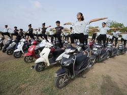 Wadidaw... Ada Senam Yoga di Atas Sepeda Motor
