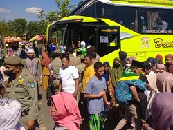 Ratusan Calhaj Dompu Berangkat, Dilepas Haru Keluarga