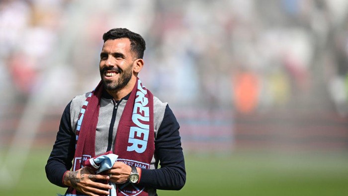 West Hams Argentinian forward Carlos Tevez does a lap of honour prior to the English Premier League football match between West Ham United and Burnley at the London Stadium, in London on April 17, 2022. - - RESTRICTED TO EDITORIAL USE. No use with unauthorized audio, video, data, fixture lists, club/league logos or live services. Online in-match use limited to 120 images. An additional 40 images may be used in extra time. No video emulation. Social media in-match use limited to 120 images. An additional 40 images may be used in extra time. No use in betting publications, games or single club/league/player publications. (Photo by JUSTIN TALLIS / AFP) / RESTRICTED TO EDITORIAL USE. No use with unauthorized audio, video, data, fixture lists, club/league logos or live services. Online in-match use limited to 120 images. An additional 40 images may be used in extra time. No video emulation. Social media in-match use limited to 120 images. An additional 40 images may be used in extra time. No use in betting publications, games or single club/league/player publications. / RESTRICTED TO EDITORIAL USE. No use with unauthorized audio, video, data, fixture lists, club/league logos or live services. Online in-match use limited to 120 images. An additional 40 images may be used in extra time. No video emulation. Social media in-match use limited to 120 images. An additional 40 images may be used in extra time. No use in betting publications, games or single club/league/player publications. (Photo by JUSTIN TALLIS/AFP via Getty Images)