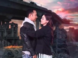 Denny Cagur Nyengir Terus Dipeluk Celine Evangelista